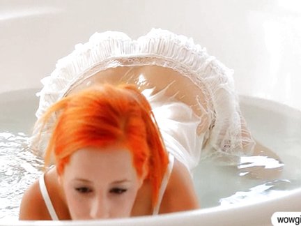 Redhead Ariel pleasuring im Badezimm...